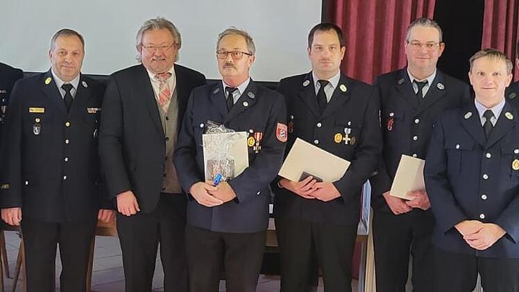 Die geehrten Feuerwehrmänner Urban Förtsch, Michael Neubauer und Martin Förtsch (Fünfter, Sechster und Siebter von links) mit Ehrengästen.