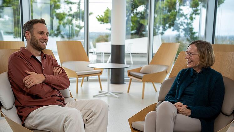 Psychologie-Professorin Dr. Sabine Walper (links) spricht mit Psychologe Leon Windscheid (rechts) dar&uuml;ber, wie wir die Beziehung zu unseren Geschwistern st&auml;rken k&ouml;nnen.