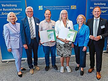Dr. Susanne Weizend&ouml;rfer (l.), Zweiter B&uuml;rgermeister von Hammelburg, Joachim Hockgeiger (2. v.l.) und Elisabeth Assmann von der BN-Gesch&auml;ftsstelle (2.v.r.) und Landrat Mario G&ouml;tz (r.) freuen sich mit den Ausgezeichneten J&ouml;rg Hagedorn und Hildegard...