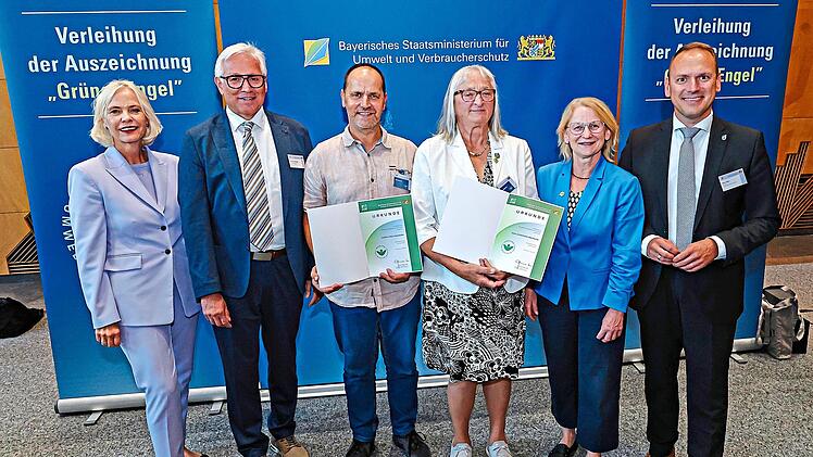 Dr. Susanne Weizend&ouml;rfer (l.), Zweiter B&uuml;rgermeister von Hammelburg, Joachim Hockgeiger (2. v.l.) und Elisabeth Assmann von der BN-Gesch&auml;ftsstelle (2.v.r.) und Landrat Mario G&ouml;tz (r.) freuen sich mit den Ausgezeichneten J&ouml;rg Hagedorn und Hildegard...