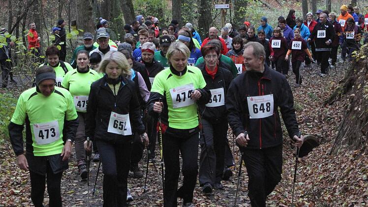 Starke Teilnehmerfelder gab es auch im Nordic-Walking. Unter den  Startern  war  auch Firmenschef Otto Kirchner (links) von den Fränkischen Rohrwerken.