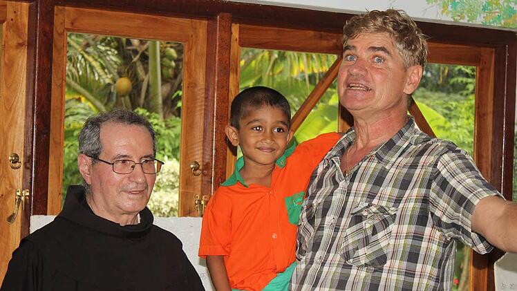 Michael Kreitmeir, Gründer und Leiter der Kinderhilfsorganisation "Little Smile", an seinem Wirkungsort mit einem seiner Schützlinge und einem Franziskanerpater. Fotos: privat