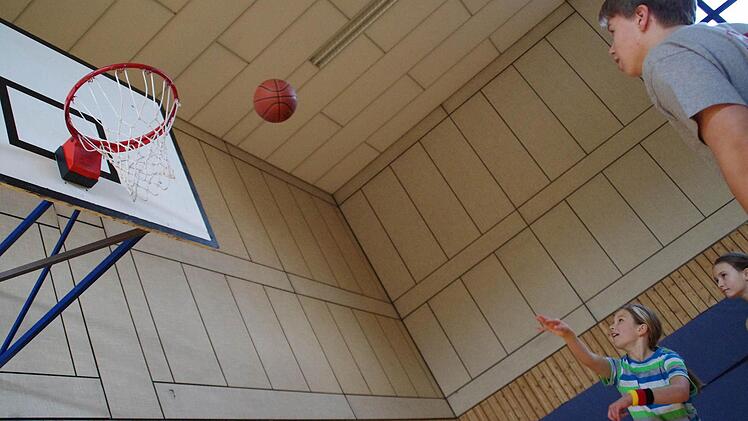 In der Halle der Turnerschaft spielten die Schüler der vierten Klassen Basketball. Foto: Marco Meißner