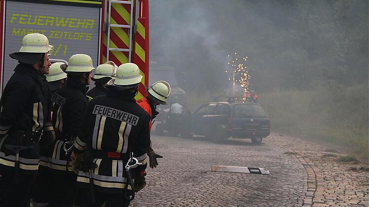 Gefahrlose,aber echt wirkende Explosionen der Pyrotechnik, hielten die Einsatzkräfte in Atem.