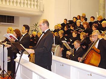 Die italienischen Solisten (von links) Consuelo Gilardoni (Sopran), Nadiya Petrenko (Mezzosopran), Kyunam Choung (Tenor), Frano Lufi (Bass), zwei Chöre und das Popp-Consortium waren die Mitwirkenden sorgten für ein Hörerlebnis, das dem Publikum noch lange im Gedächtnis beleiben wird.  Foto: Heike Schülein