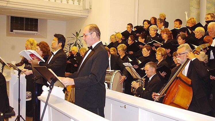 Die italienischen Solisten (von links) Consuelo Gilardoni (Sopran), Nadiya Petrenko (Mezzosopran), Kyunam Choung (Tenor), Frano Lufi (Bass), zwei Chöre und das Popp-Consortium waren die Mitwirkenden sorgten für ein Hörerlebnis, das dem Publikum noch lange im Gedächtnis beleiben wird.  Foto: Heike Schülein