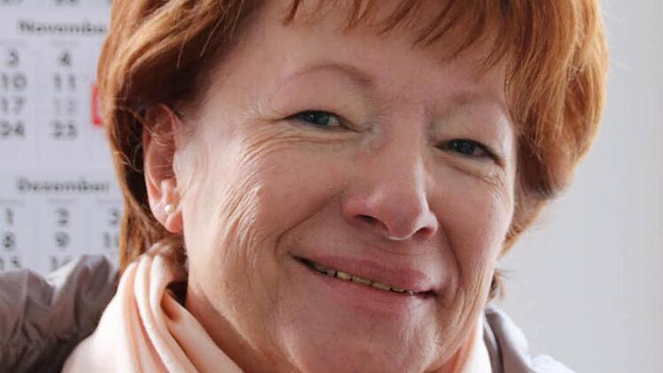 "Ich lese jeden einzelnen Tag die Saale-Zeitung, und wenn wir in Urlaub sind, lasse ich sie mir sogar zurücklegen und blättere sie nach unserer Rückkehr alle durch", berichtet Waltraud Vaessen aus Oberthulba. Auch ins Haus Vaessen kommt die gedruckte Ausgabe bereits seit mehr als 40 Jahren. Bereits vor dem Frühstück hole sie die Zeitung aus dem Briefkasten: "Damit ich meinem Mann beim Früstück dann alles erzählen kann", sagt sie. Johann Vaessen liest also meist nur noch die vorsortierten Beri...