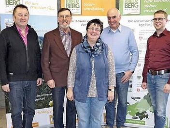 Die Kreuzbergallianz hat mit Alfons Holzheimer (Zweiter von links) aus Sandberg-Kilianshof, Ehrentraut May (Mitte) aus Oberelsbach und Hanns-Gernot Schonder (Zweiter von rechts) aus Bischofsheim kompetente Ansprechpartner für die Erstellung des seniorenpolitischen Gesamtkonzeptes des Landkreis Rhön-Grabfeld gewinnen können. Mit im Bild Vorsitzender Udo Baumann (links) und Allianzmanager Dr. Christian Seynstahl (rechts).  Text/Foto: Marion Eckert