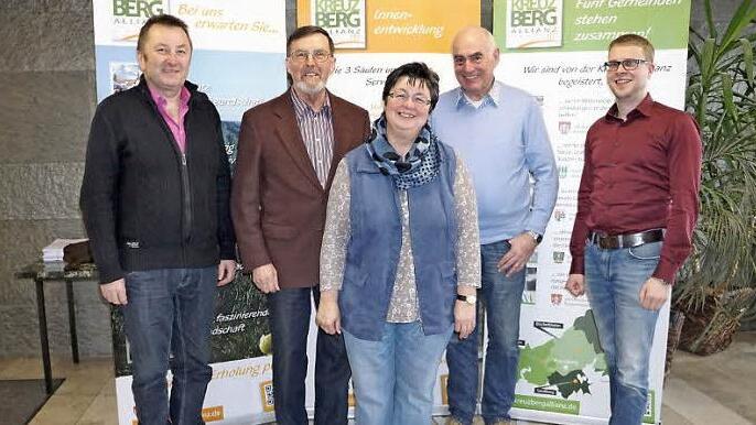 Die Kreuzbergallianz hat mit Alfons Holzheimer (Zweiter von links) aus Sandberg-Kilianshof, Ehrentraut May (Mitte) aus Oberelsbach und Hanns-Gernot Schonder (Zweiter von rechts) aus Bischofsheim kompetente Ansprechpartner für die Erstellung des seniorenpolitischen Gesamtkonzeptes des Landkreis Rhön-Grabfeld gewinnen können. Mit im Bild Vorsitzender Udo Baumann (links) und Allianzmanager Dr. Christian Seynstahl (rechts).  Text/Foto: Marion Eckert