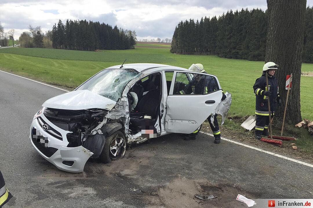 18-jähriger Autofahrer prall bei Konradsreuth gegen Baum