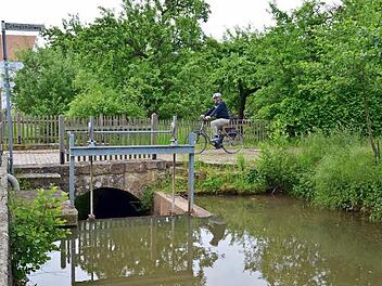 Die Brücke am Schmalzmühlweg ist dringend sanierungsbedürftig. Sie wird nicht nur von Radlern genutzt, sondern auch Traktoren und andere landwirtschaftliche Maschinen rollen darüber.  Foto: Kathrin Kupka-Hahn