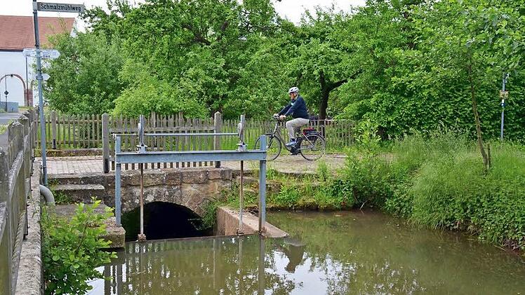 Die Brücke am Schmalzmühlweg ist dringend sanierungsbedürftig. Sie wird nicht nur von Radlern genutzt, sondern auch Traktoren und andere landwirtschaftliche Maschinen rollen darüber.  Foto: Kathrin Kupka-Hahn
