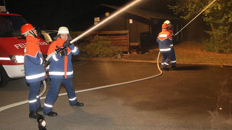 Der angenommene Brand in Witzmannsberg musste auf jeden Fall eingedämmt werden. Foto: Michael Stelzner