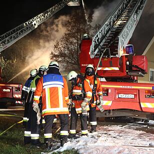 Wohnhaus in Vollbrand - Nürnberger Feuerwehr im Großeinsatz