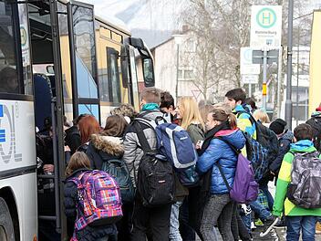 In der Kissinger Straße und der Von-der-Tann-Straße herrscht bei Schulschluss "dicke Luft". Hunderte Schüler drängen in die Busse. Gleichzeitig verschärfen viele Elterntaxis die Situation in der Kissinger Straße. Die Verkehrswacht Hammelburg befürchtet, dass es hier bald zu einem schlimmen Unfall kommen könnte. Foto: Karlheinz Franz