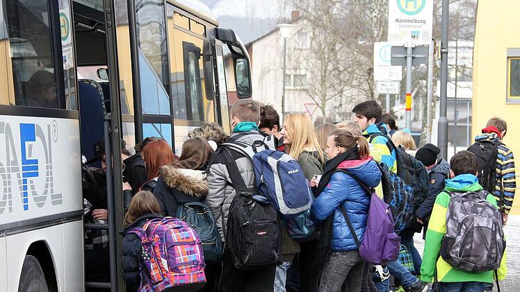 In der Kissinger Straße und der Von-der-Tann-Straße herrscht bei Schulschluss "dicke Luft". Hunderte Schüler drängen in die Busse. Gleichzeitig verschärfen viele Elterntaxis die Situation in der Kissinger Straße. Die Verkehrswacht Hammelburg befürchtet, dass es hier bald zu einem schlimmen Unfall kommen könnte. Foto: Karlheinz Franz