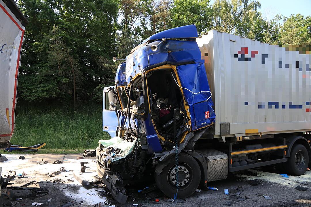 Schwerer Lkw-Unfall auf A3 sorgt für Vollsperrung