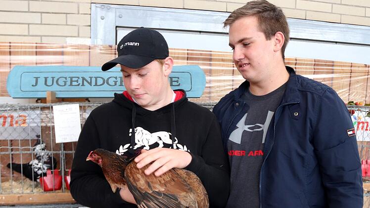 Die beiden Jugendmeister Jakob und Lorenz Hummel präsentieren hier ein Cubalaya-Huhn.