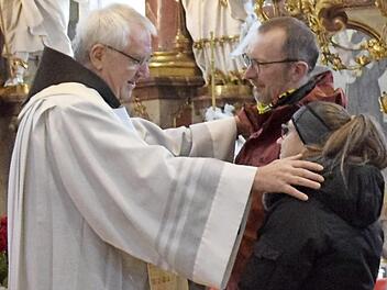 Pater Heribert segnet ein Paar am Gnadenaltar. Foto: Andreas Welz