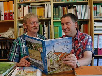 Karl Hahn (links) und Matthias Elm sind sich einig. Ihre Zusammenarbeit hat wieder zu einem guten Buch geführt. Foto: Stephanie Elm