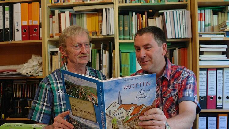 Karl Hahn (links) und Matthias Elm sind sich einig. Ihre Zusammenarbeit hat wieder zu einem guten Buch geführt. Foto: Stephanie Elm