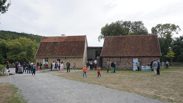 Die Eröffnung der ehemaligen Schäferei aus Hausen (Bad Kissingen) im Freilandmuseum in Fladungen stieß auf großes Interesse bei der Bevölkerung. Fotos: Marion Eckert