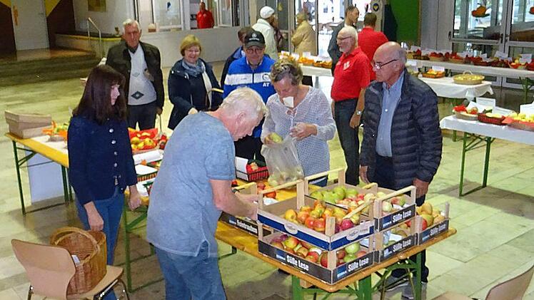 Die ersten Besucher waren schon vor der &Ouml;ffnung da. Foto: Heinz Stammberger