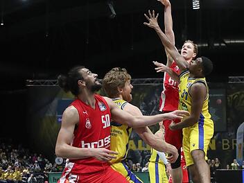 Mit einem Hakenwurf über den Braunschweiger Joseph Lawson hinweg versucht Christian Sengfelder (hinten) zu punkten. Vorne ringen die beiden Center Assem Marei und Scott Eatherton um die bessere Position für den Rebound. Foto: Susanne Hübner