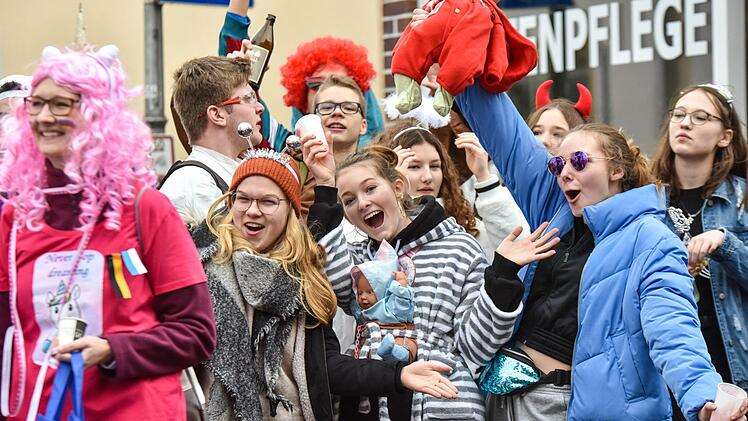Der Eberner Gaudiwurm trotzte dem trüben Wetter und versprühte tolle Faschingsstimmung. Foto: Ryan Evans