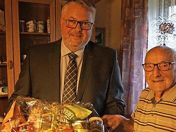 Bürgermeister Benker gratulierte Will Lauterbach.