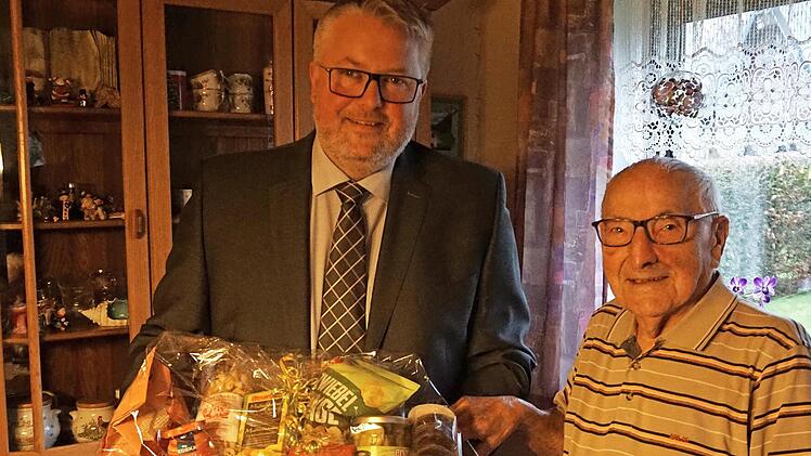 Bürgermeister Benker gratulierte Will Lauterbach.