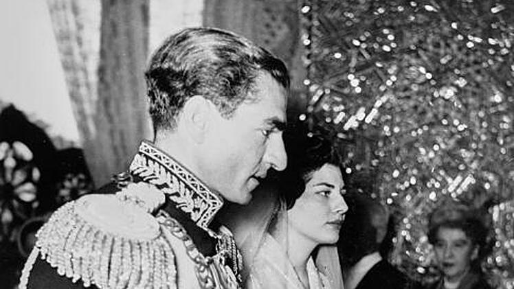 Kaiserin Soraya bei ihrer Hochzeit mit dem Schah von Persien am 12. Februar 1951. 1958 wurde sie wegen ihrer Kinderlosigkeit nach einer schweren Typhuserkrankung vom Thron verstoßen.