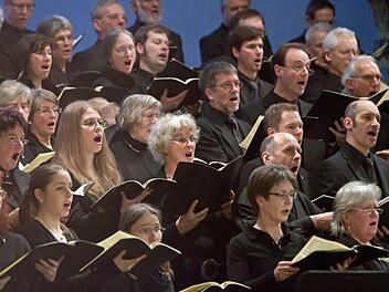 Mit großem Nachdruck: Der Coburger Bachchor singt Bachs "Magnificat" und die Uraufführung der "Friedens-Messe" von Sven Götz". Fotos: Jochen Berger