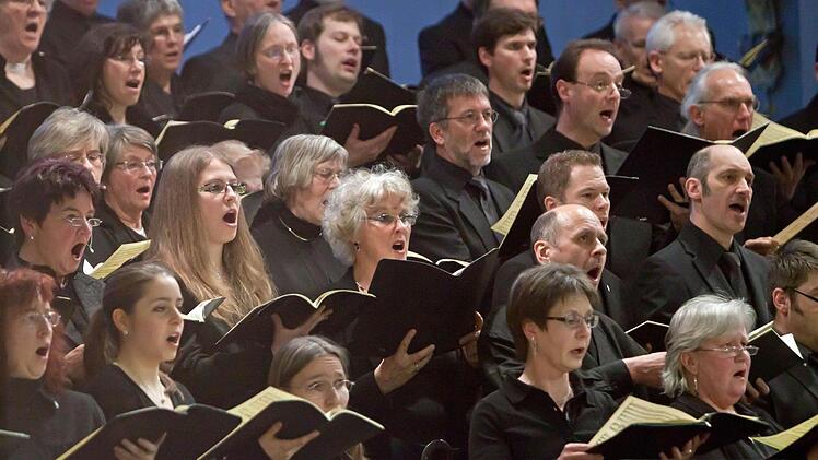 Mit großem Nachdruck: Der Coburger Bachchor singt Bachs "Magnificat" und die Uraufführung der "Friedens-Messe" von Sven Götz". Fotos: Jochen Berger