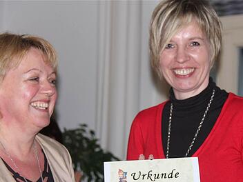 UKG-Vorsitzende Sandra Lehnhard (rechts) gratuliert ihrer Vorgängerin Hedy Böhle zum Ehrenvorsitz. Foto: Gerd Schaar