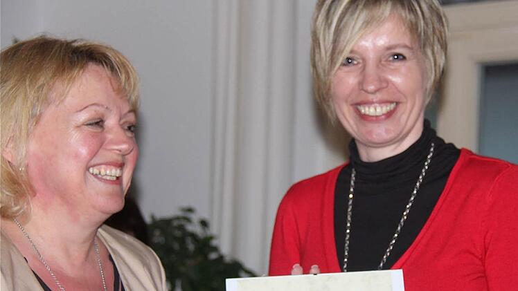 UKG-Vorsitzende Sandra Lehnhard (rechts) gratuliert ihrer Vorgängerin Hedy Böhle zum Ehrenvorsitz. Foto: Gerd Schaar