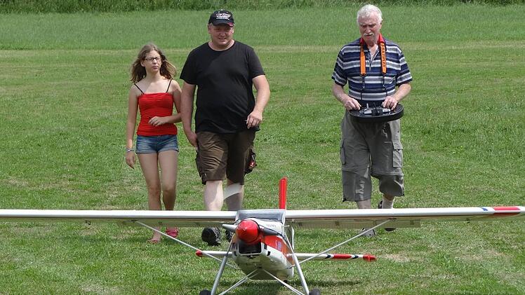 Drei Generationen und eine Leidenschaft die verbindet: Stefan Werner (mitte) mit Tochter und Vater, die alle drei aus Leidenschaft den Modellflugsport betreiben.