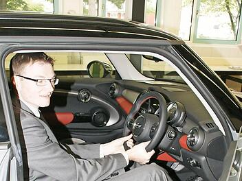 Auch Kreiskämmerer Marcus Fröhlich mit seinen zwei Metern Köpermaß passt in den Mini. An der Dauerleihgabe für die Berufsschule lernen die Auszubildenden modernste Technik kennen.  Fotos: Sabine Weinbeer