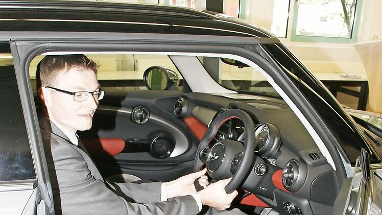Auch Kreiskämmerer Marcus Fröhlich mit seinen zwei Metern Köpermaß passt in den Mini. An der Dauerleihgabe für die Berufsschule lernen die Auszubildenden modernste Technik kennen.  Fotos: Sabine Weinbeer
