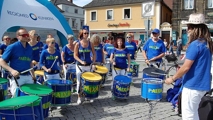 Die Gruppe Paixao aus Coburg empfing die Sportler im Ziel mit heißem Samba. Foto: Andreas Welz