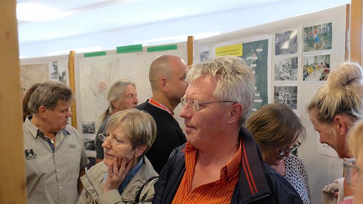Alte Fotos in der alten Schule ziehen die Blicke auf sich.Foto: Gerd Schaar