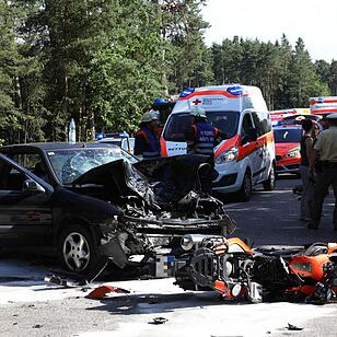 Pleinfeld: 22-jährige Bikerin stirbt bei Unfall