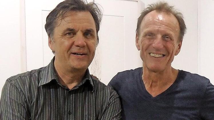 Volker Ringe (links) und Bernd Wagenhäuser bei der Lesung des Richard-Wagner-Verbands im Atelier des Bildhauers  Foto: Ulrike Müller