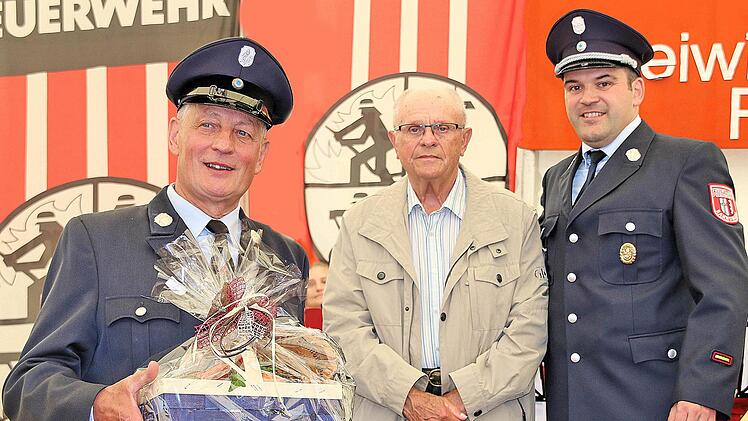 Zu Ehrenkommandanten der Rannunger Feuerwehr ernannte Kommandant Andreas  Klopf (rechts) Andreas Wartha (links) und Siegfried Gopp, die in früheren  Jahren die Wehr kommandierten. Foto: Dieter Britz