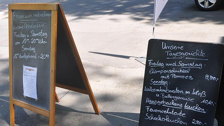 Zum Angebot am Schindlerkeller gehört der Braten am Sonntag ebenso wie Kuchen.  Foto: Leo Hühnlein