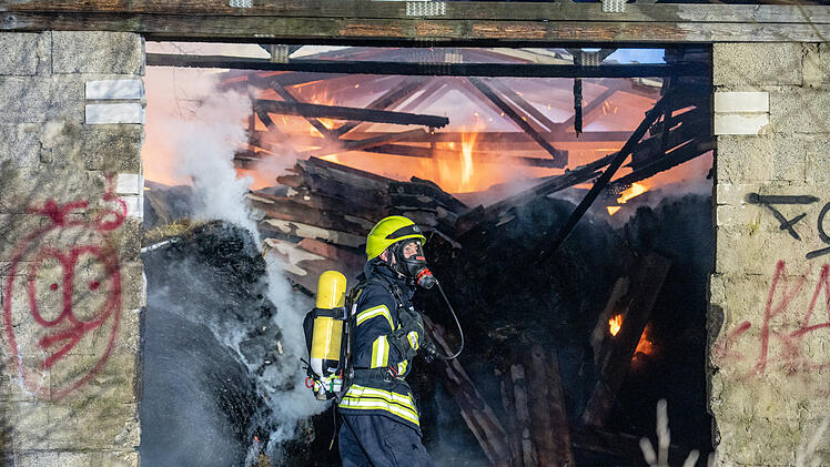 Scheune geht in Flammen auf: Polizei ermittelt zur Brandursache