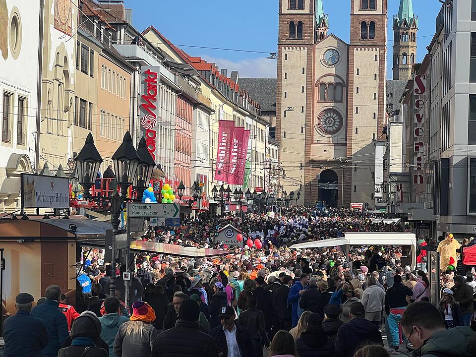 Bei Sonnenschein feierten rund 100.000 Menschen den Fasching.