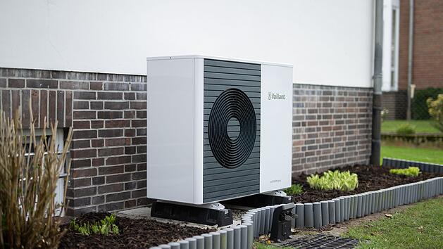 W&auml;rmepumpen-Au&szlig;enger&auml;t vor einem Einfamilienhaus