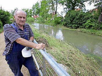 Johann Helmschrott wohnt auf der "sicheren Seite" des Leitenbaches in Drosendorf an der Scheßlitzer Straße. Weil hier die Hochwasser-Freilegung bereits vollzogen ist, hat ihm das Hochwasser vor einer Woche nichts anhaben können. Das Ufer gegenüber muss noch gesichert werden. Foto: Barbara Herbst
