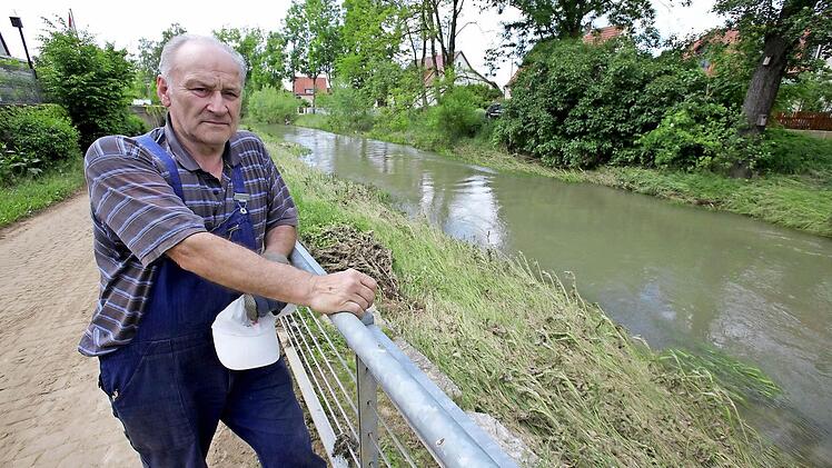 Johann Helmschrott wohnt auf der "sicheren Seite" des Leitenbaches in Drosendorf an der Scheßlitzer Straße. Weil hier die Hochwasser-Freilegung bereits vollzogen ist, hat ihm das Hochwasser vor einer Woche nichts anhaben können. Das Ufer gegenüber muss noch gesichert werden. Foto: Barbara Herbst